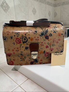 Patricia Nash Locri Prairie Rose Collection Crossbody Bag in Beige Floral Print